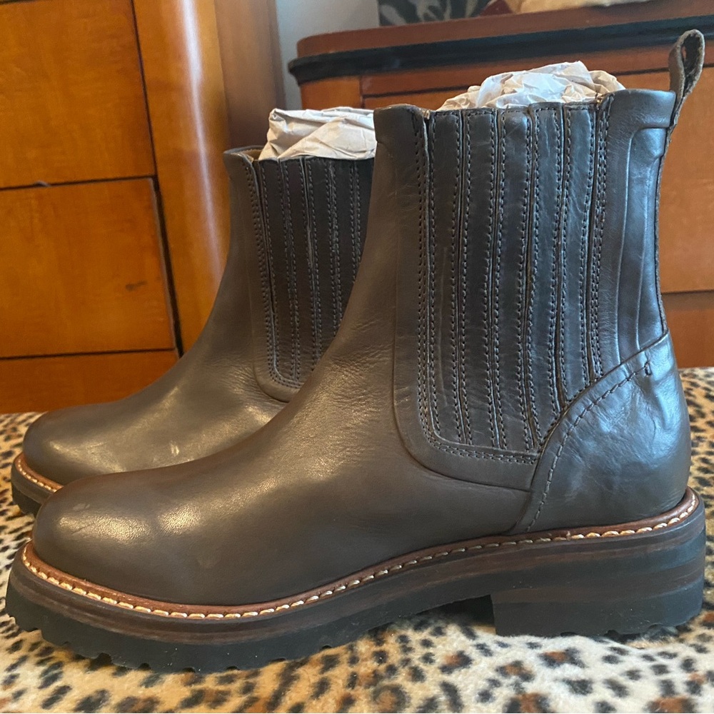 Brand New! Frye Ella Moto Chelsea Ankle Boots size 7